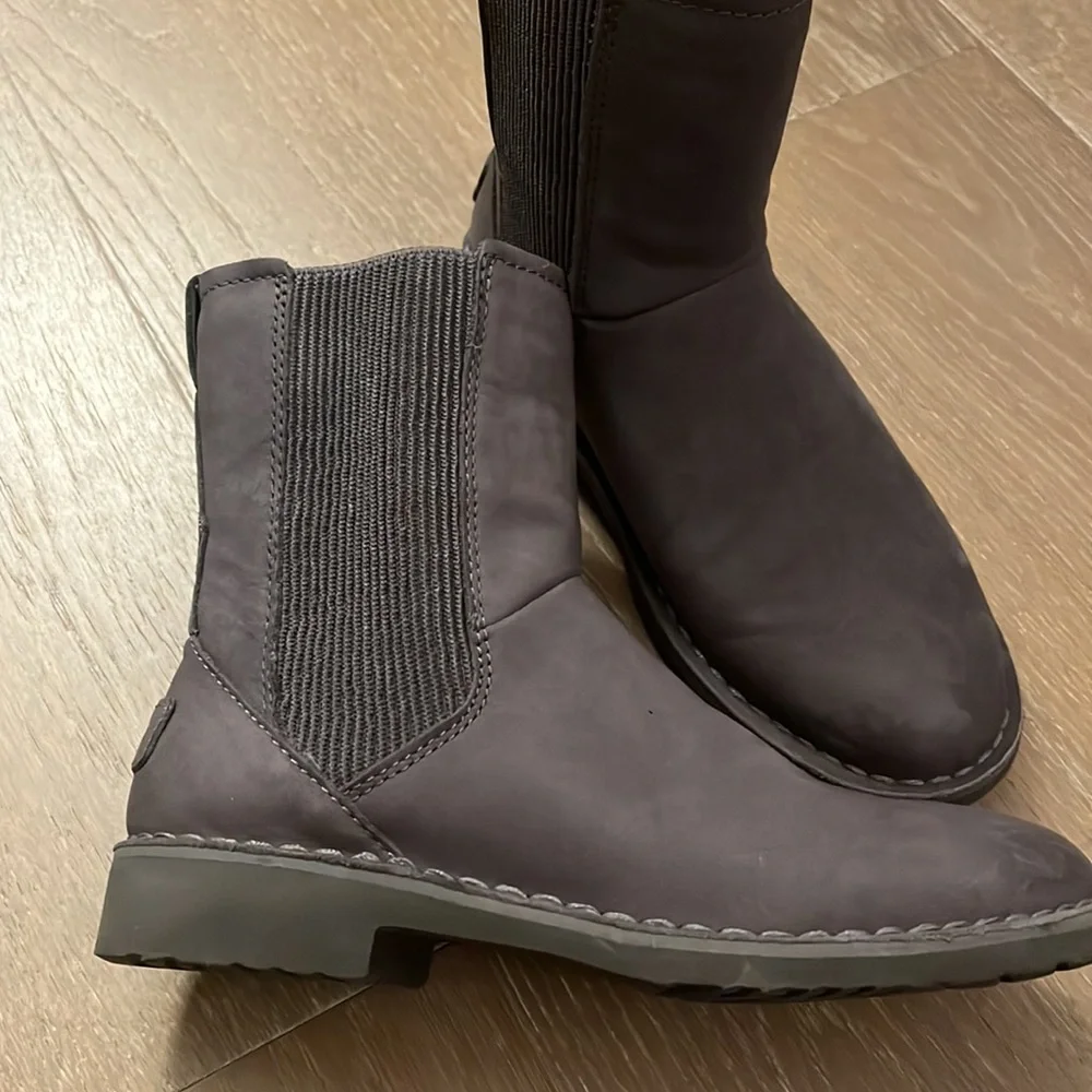 UGG Larra Water Resistant Nubuck Leather Women's Charcoal Boots size 5.5